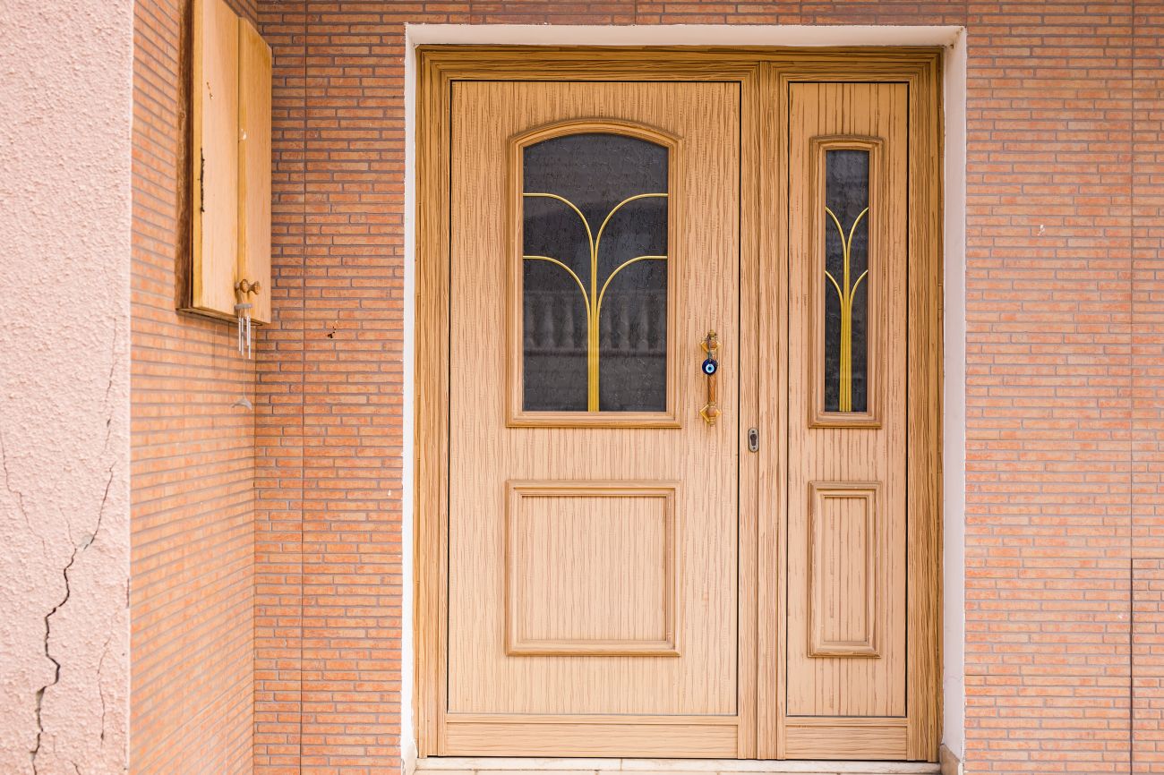 Dlaczego warto wybrac drzwi drewniane zewnetrzne